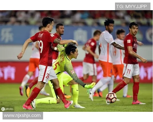 广州恒大与泰山鲁能激战正酣谁将赢得这场中超巅峰对决