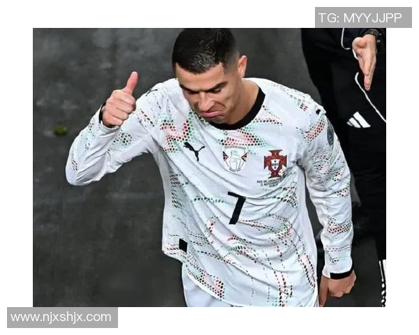 球迷疯狂冲进场内竟抢走C罗球衣引发热议